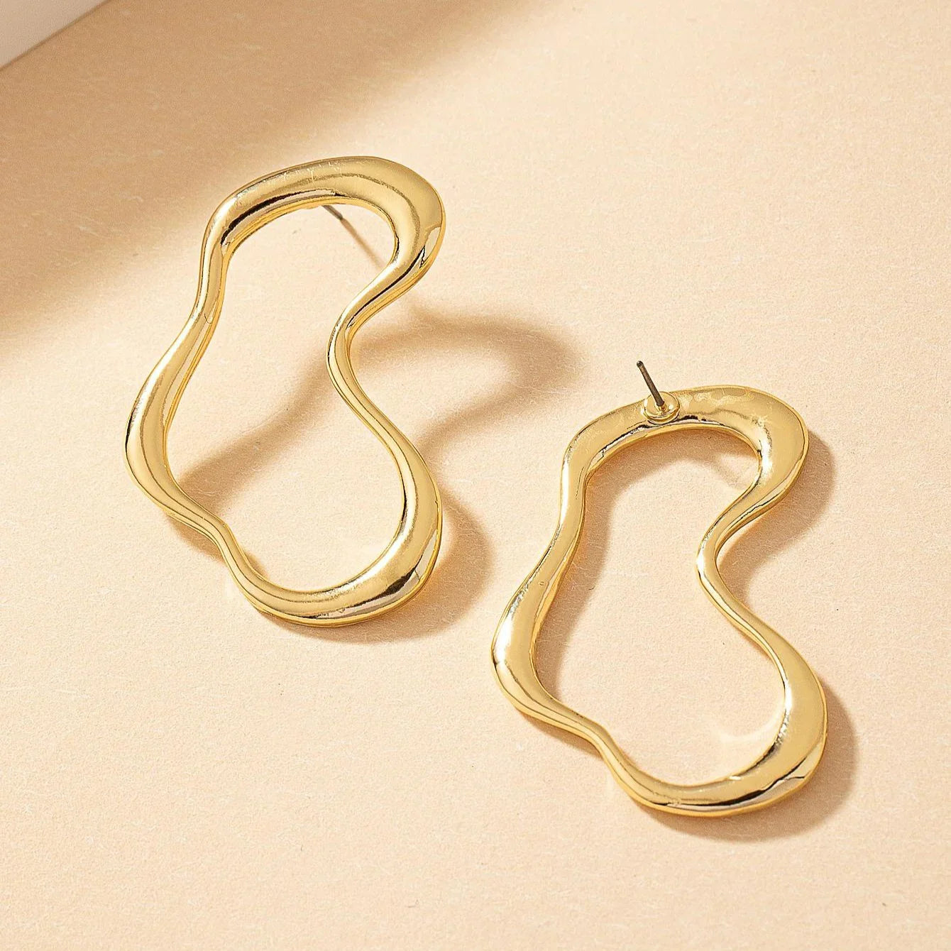 Pendientes Fluid Gold: Diseño Abstracto Gold