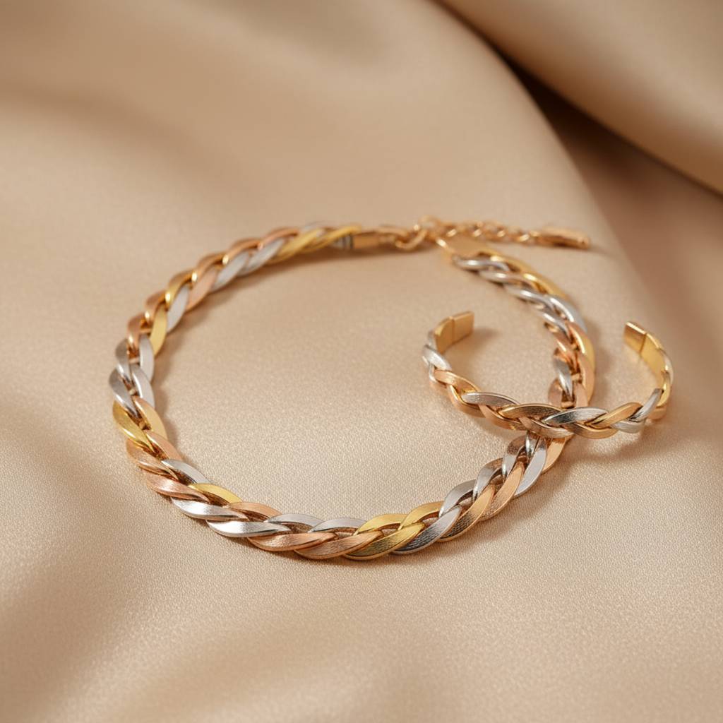 Primer plano del diseño trenzado del Conjunto Triada tricolor (collar y pulsera) de acero inoxidable.